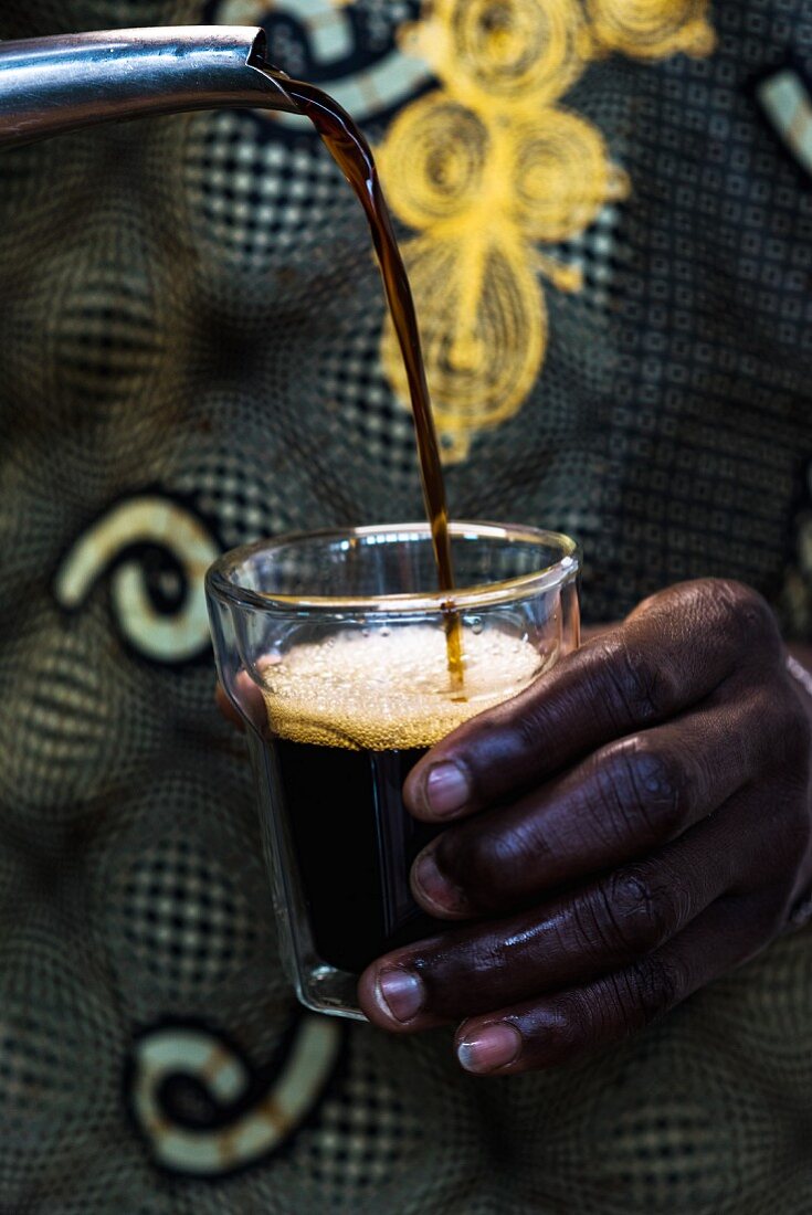 Touba (Kaffeespezialität, Senegal) wird in Glas eingegossen