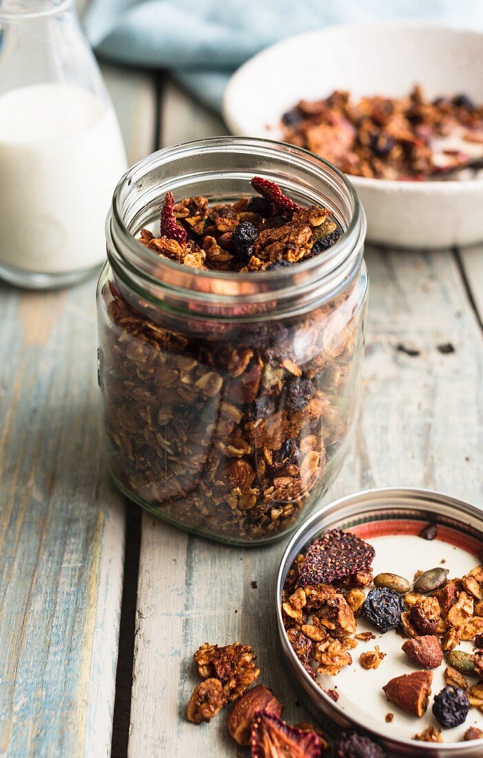 Granola-Müsli mit Kakaonibs und getrockneten Früchten