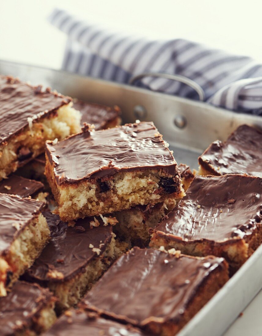 Grieß-Kokos-Kuchen vom Blech mit Kokos-Lakritzkonfekt