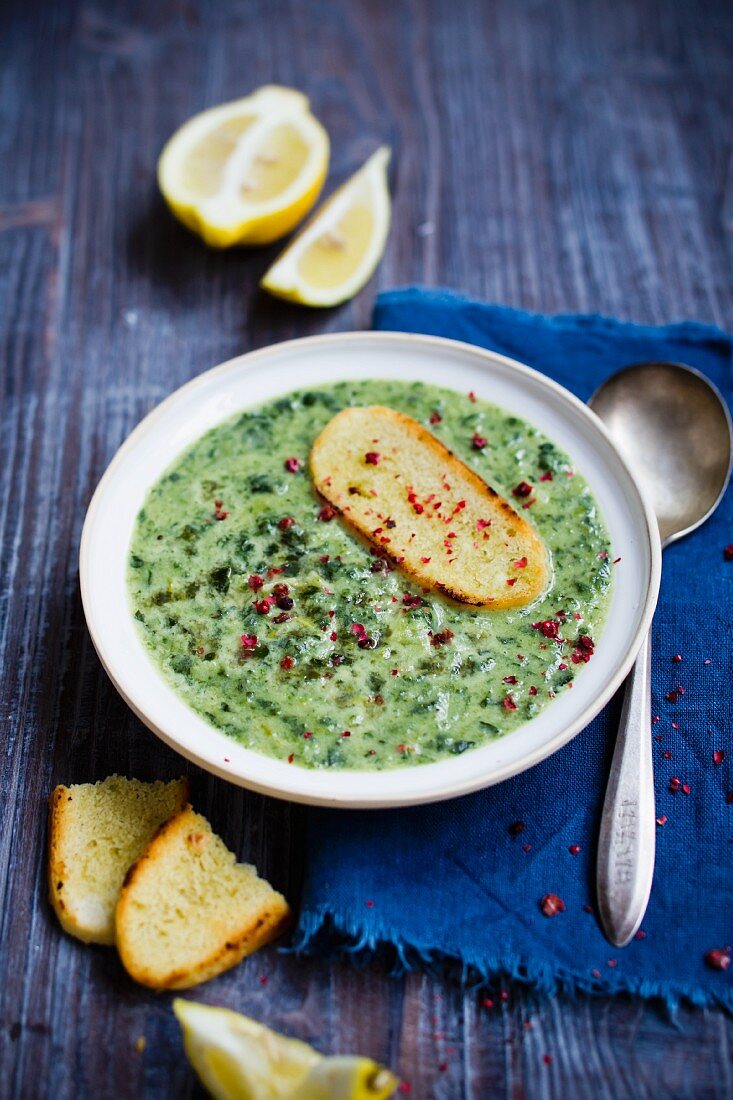 Spinach soup with lemon and toasted bread