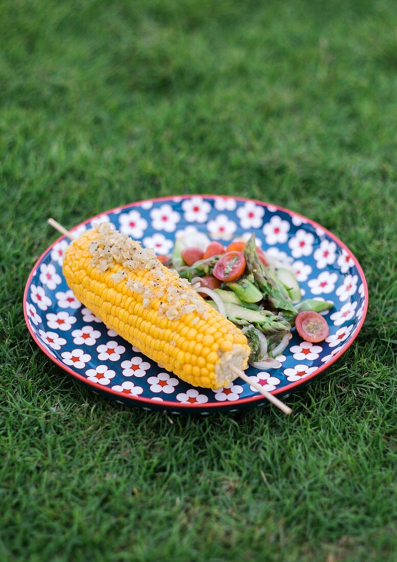 Marinierter Maiskolben mit Tomaten-Spargel-Salat