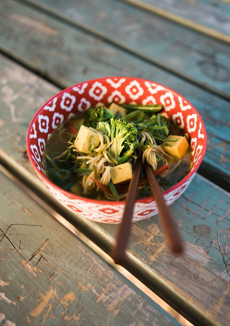 Asiatische Soba-Nudelsuppe mit Tofu und Gemüse