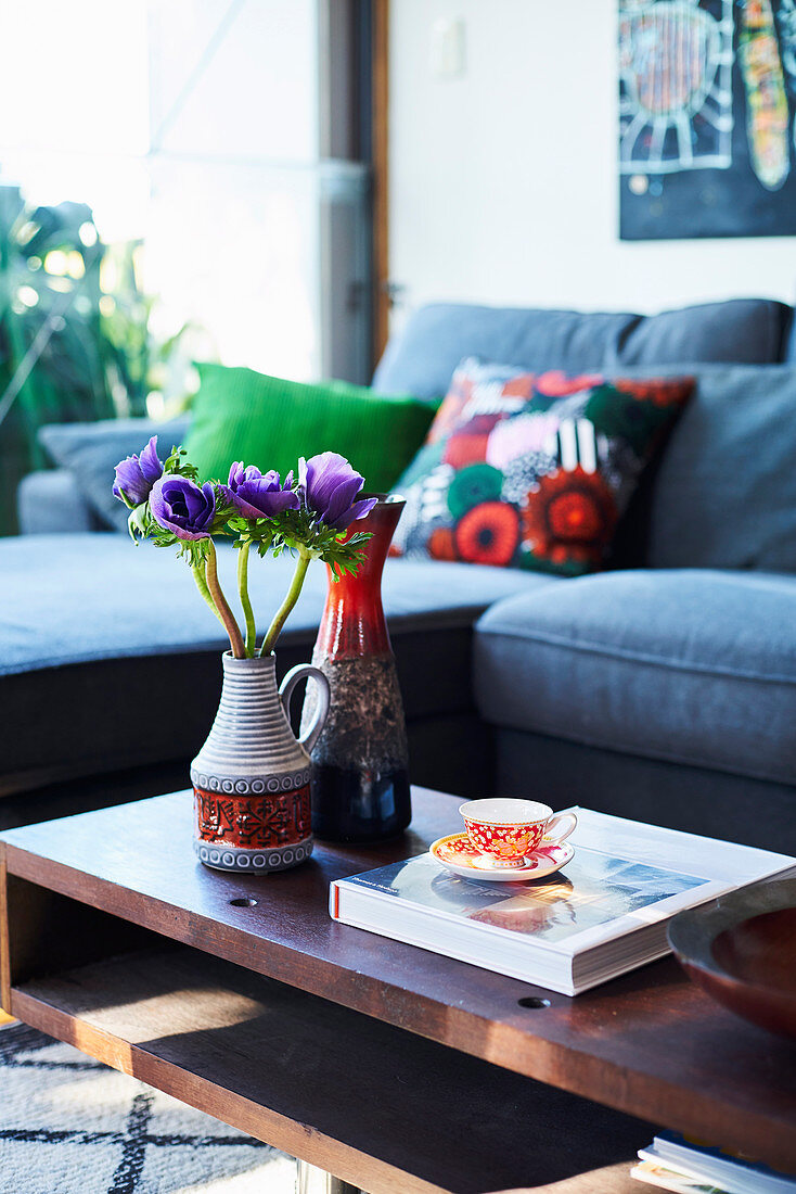 Blaue Anemonen in Retrovase auf dem Couchtisch aus Holz