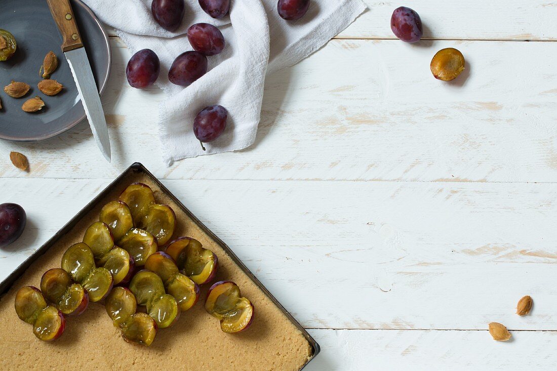 Plum tray bake (low-carb)