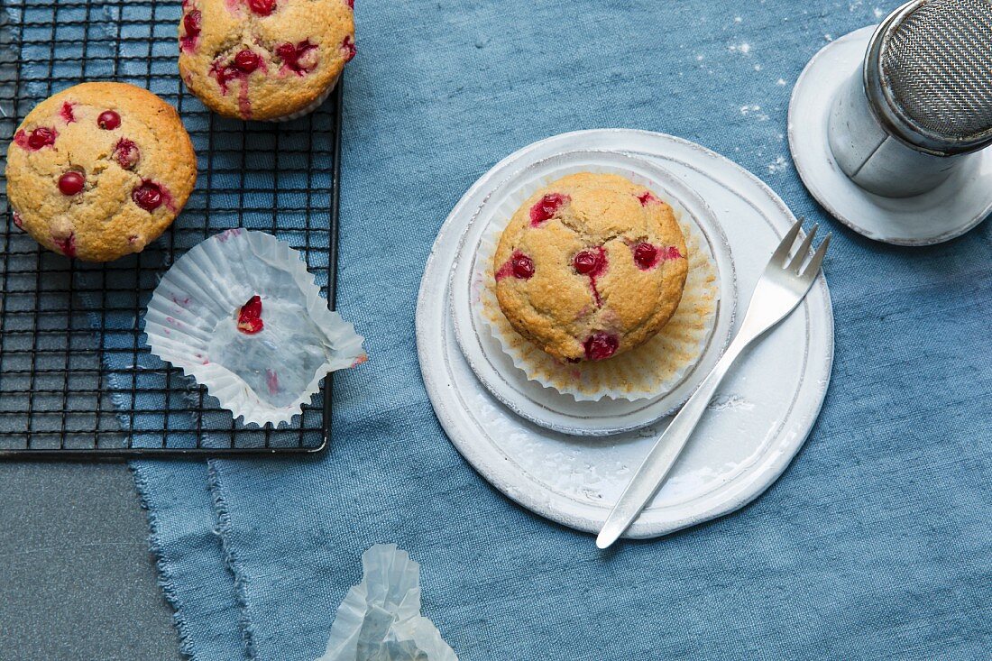 Orange and cinnamon muffins with redcurrants (low carb)