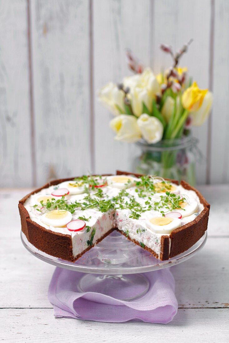 Spicy fresh cheese pie with pumpernickel, radish, egg and cress