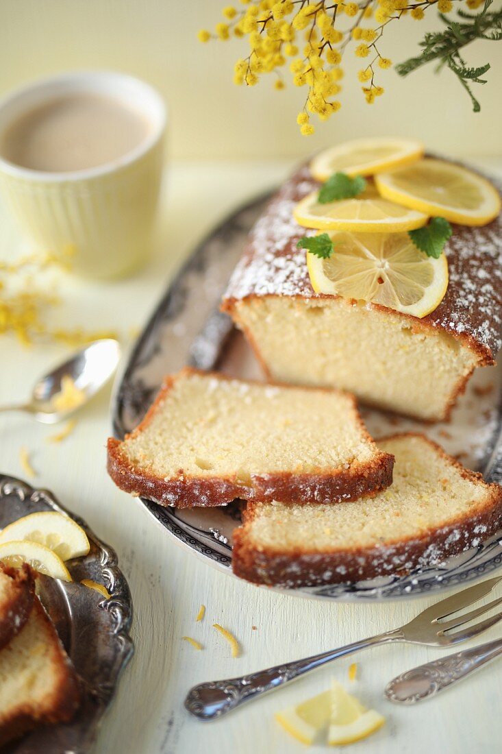 Zitronenkuchen, angeschnitten, und Kaffee