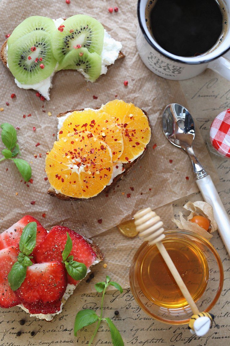 Slices of bread topped with ricotta and fruit