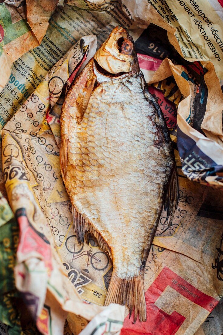 Getrockneter Fisch in einer alten Zeitung