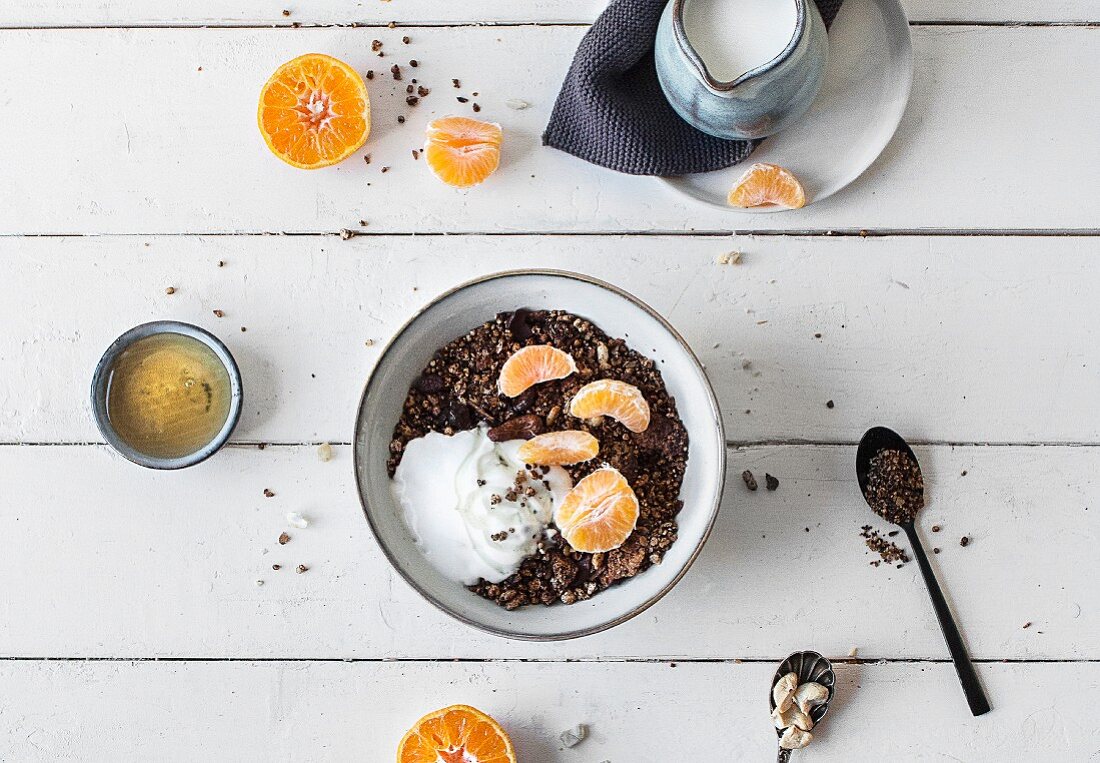 Glutenfreie Müslischale mit Joghurt und Mandarinen