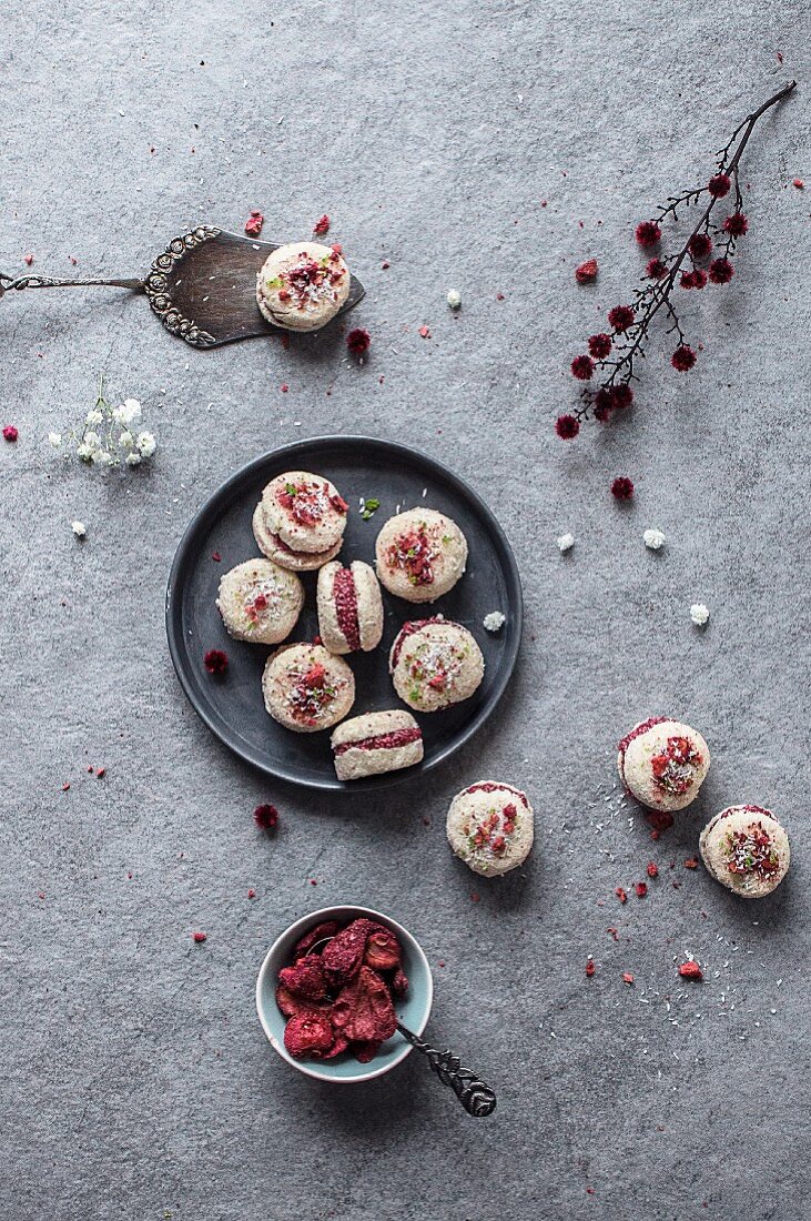 Rohkost-Kokos-Macarons mit Erdbeerfüllung