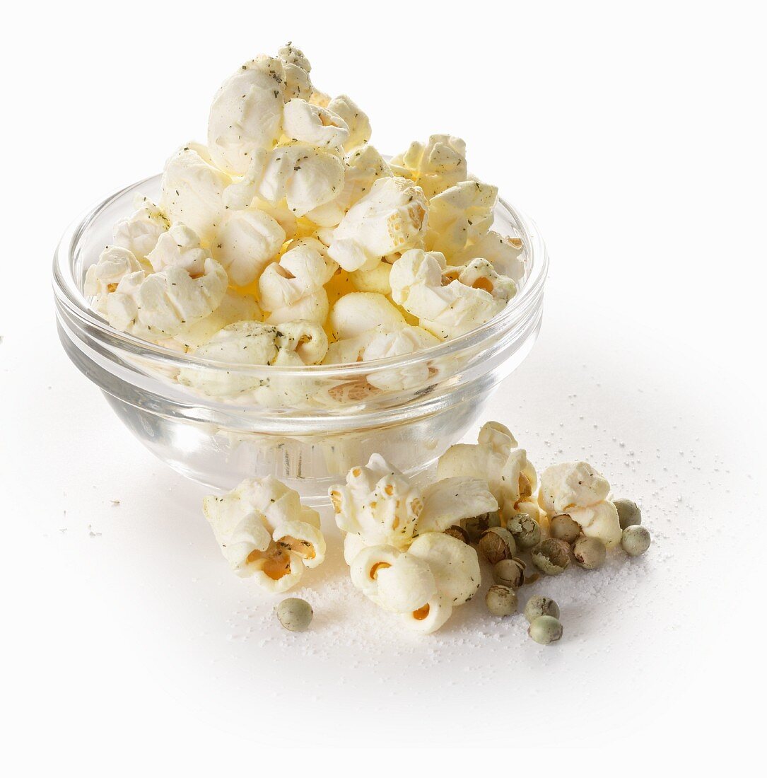 Popcorn with green pepper and salt