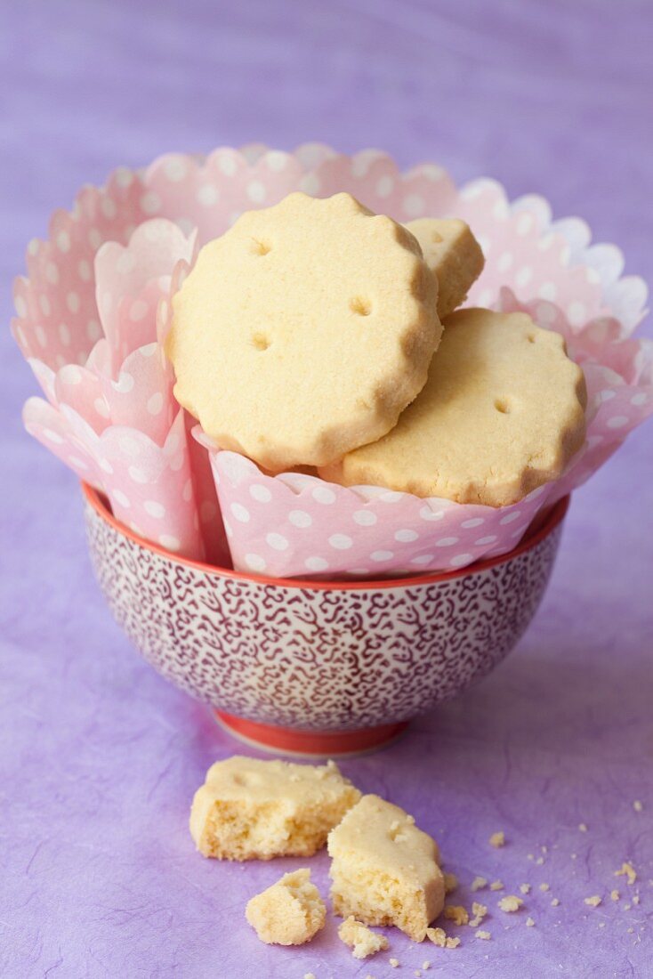 Shortbread with paper napkins in a small bowl