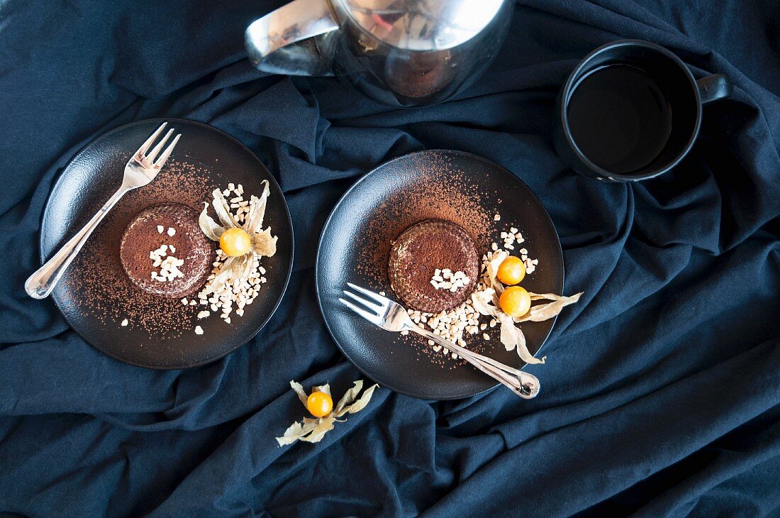 Chocolate Lava Cakes mit Mandeln und Physalis (Aufsicht)