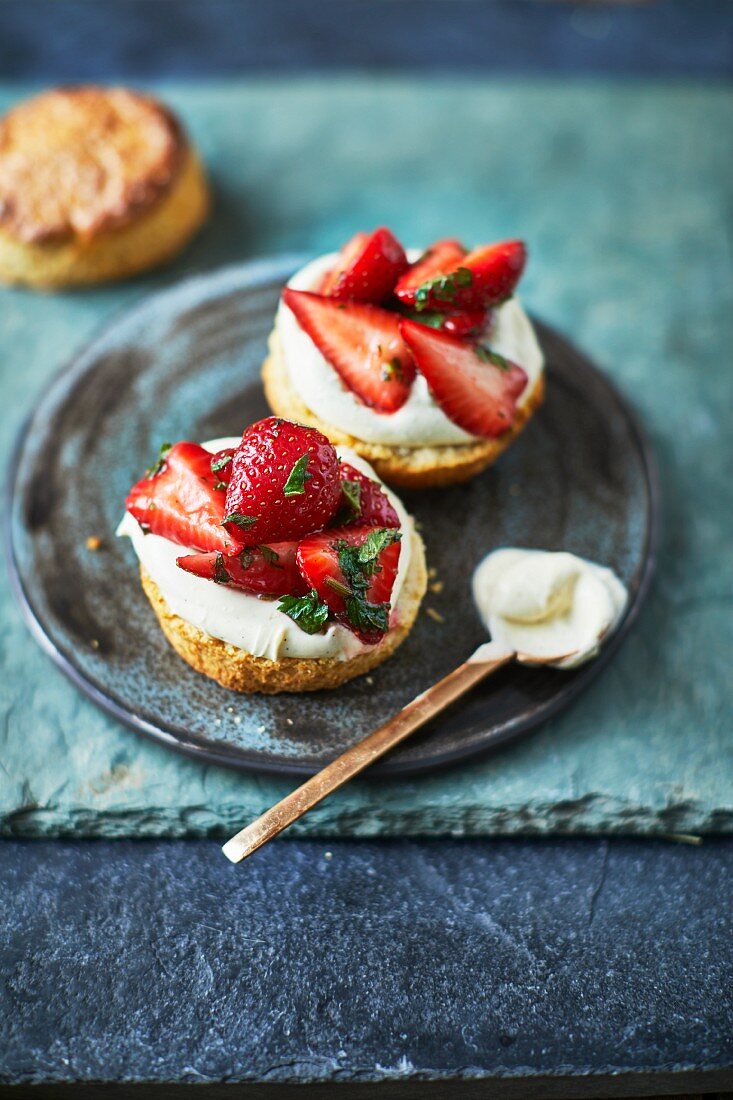 Scones mit Süssdolde, Vanillecreme und Erdbeeren