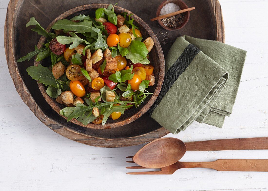 Bruschetta salad with rocket