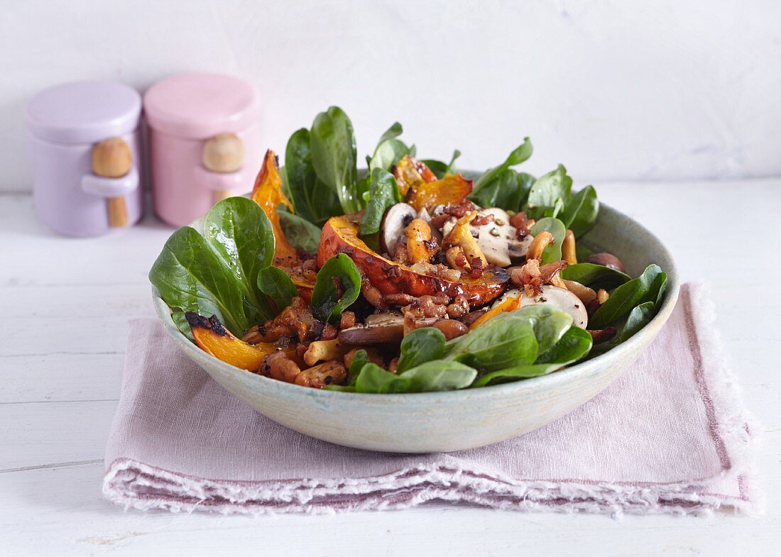 Autumnal salad with oven-baked Hokkaido pumpkin and mushrooms fried in bacon