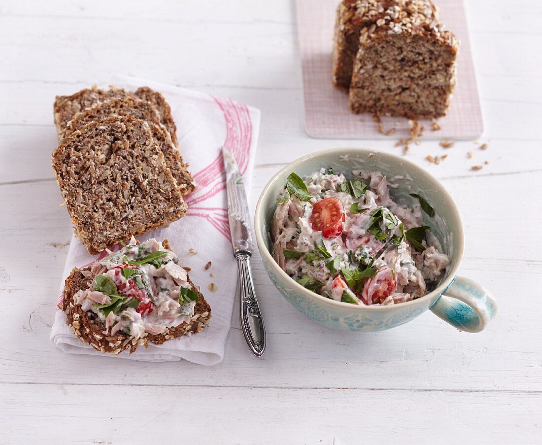 Tuna salad with plum tomatoes and capers