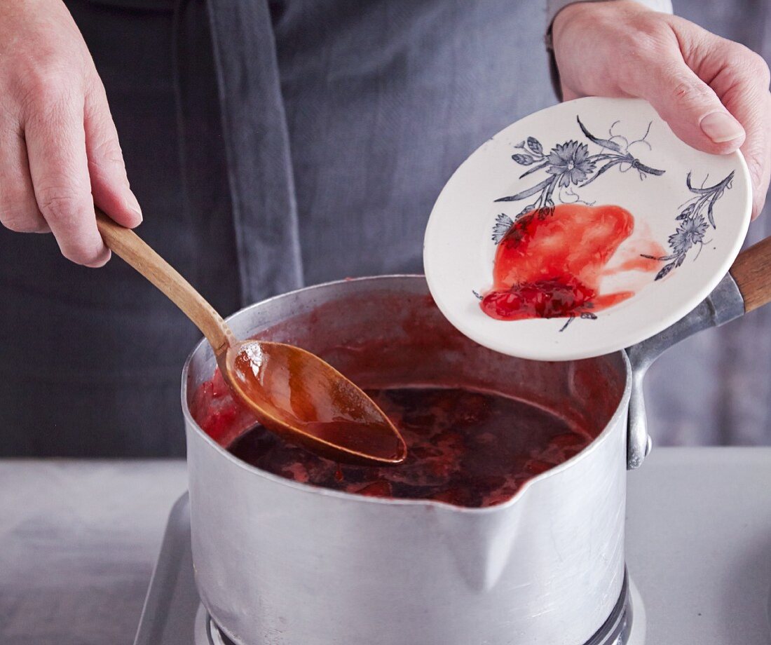 Gelierprobe bei selbstgekochter Marmelade