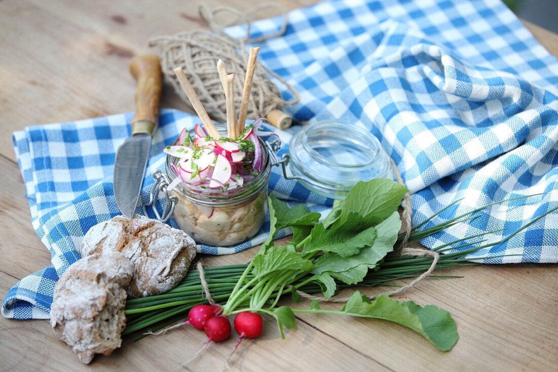 Obatzda (bayerischer Käseaufstrich) mit Radieschen, Schnittlauch und Brot