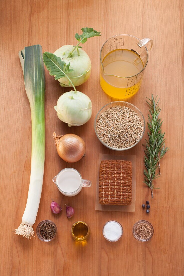 Zutaten für veganen Buchweizen-Gemüseauflauf mit Räuchertofu
