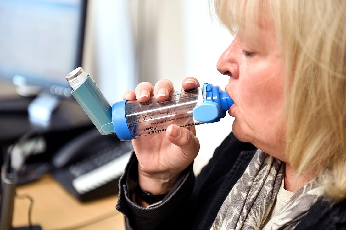 Inhaler use during lung function testing