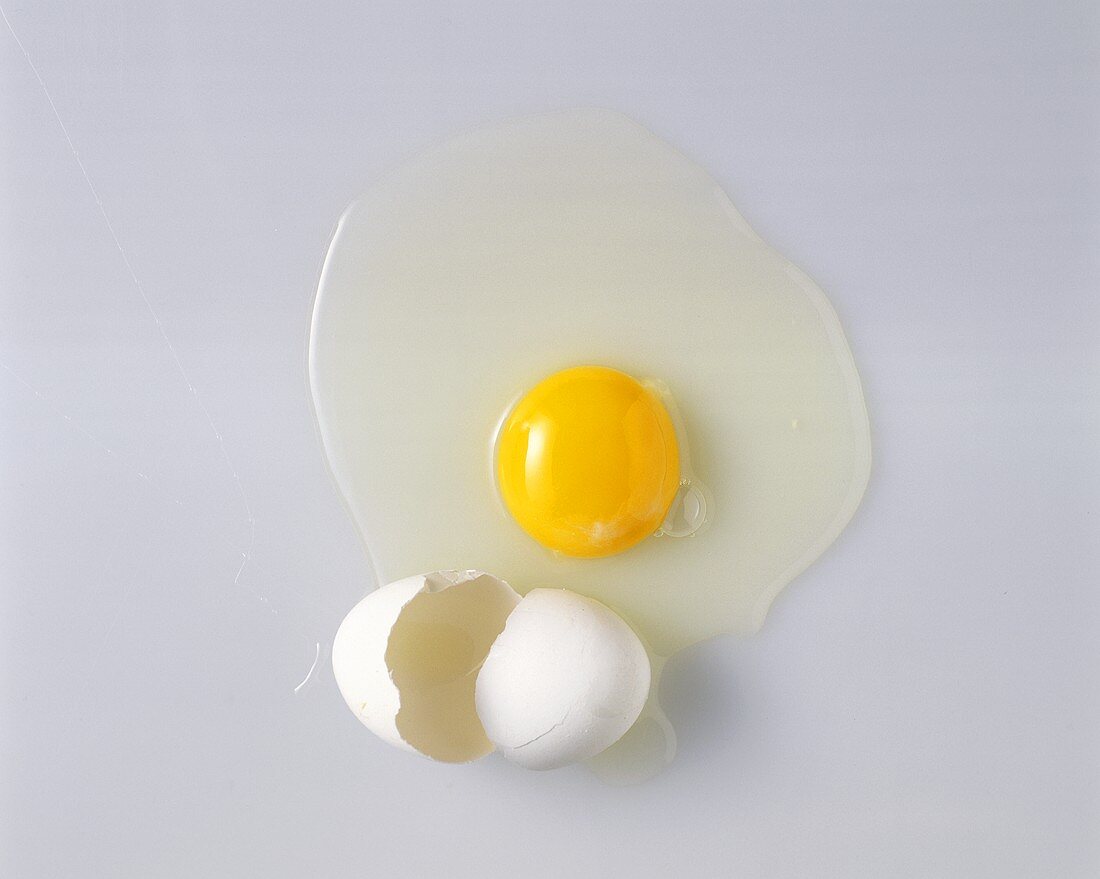 Ein aufgeschlagenes Ei mit weißer Schale