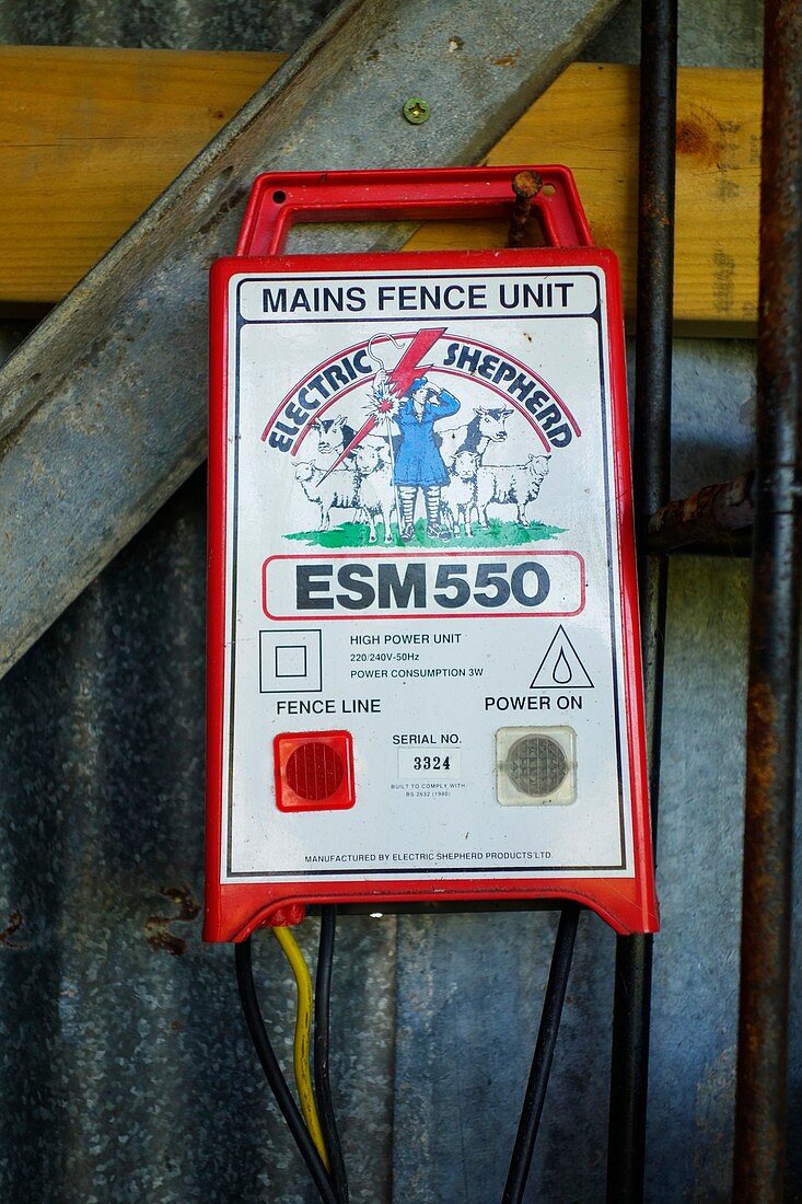 Mains unit for an electric fence