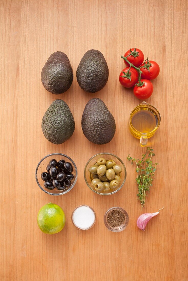 Zutaten für gegrillte Avocado mit Tomaten-Oliven-Füllung