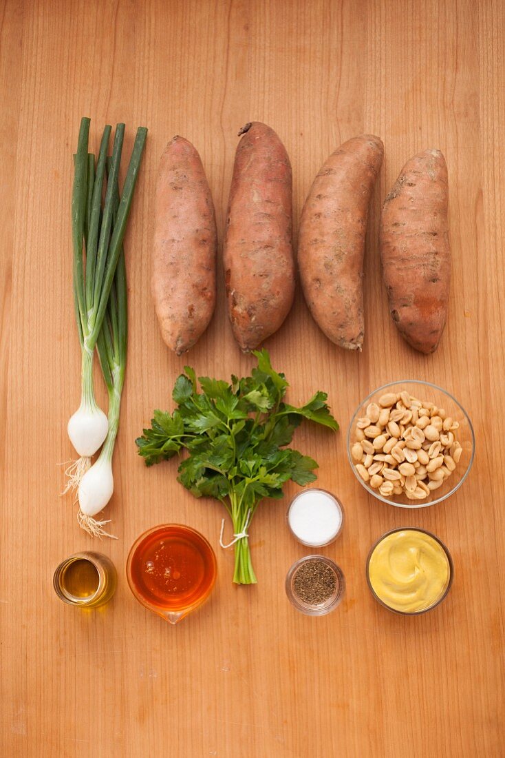 Zutaten für gegrillte Süßkartoffeln mit Honig-Senf-Vinaigrette