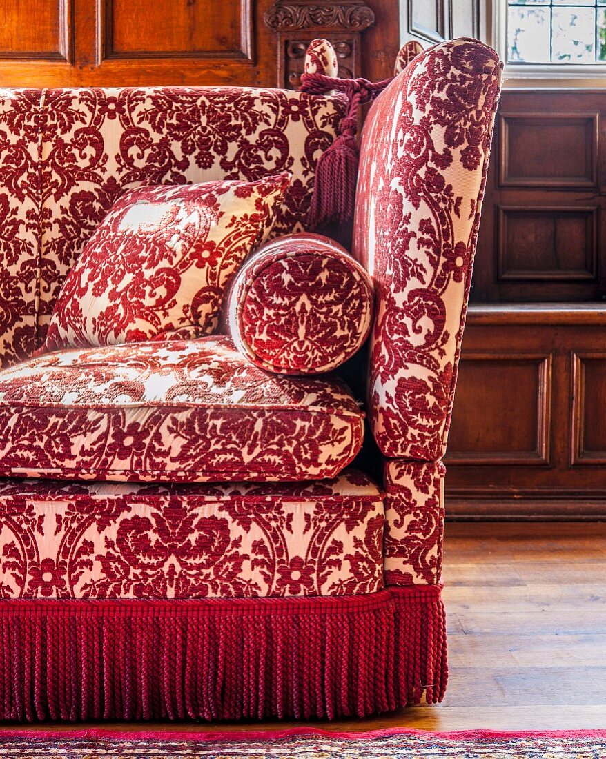Klassisches Sofa mit Rot-Weißem Ornamentemuster und Fransenborte