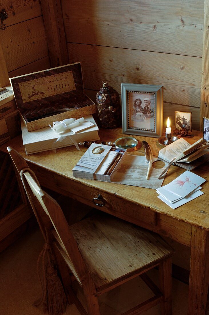 Schreibtisch mit Briefpapier und nostalgischer Deko