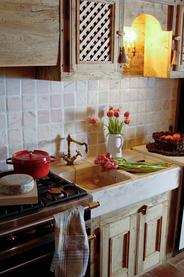 Rustikale Landhausküche mit Tulpen im Spülstein