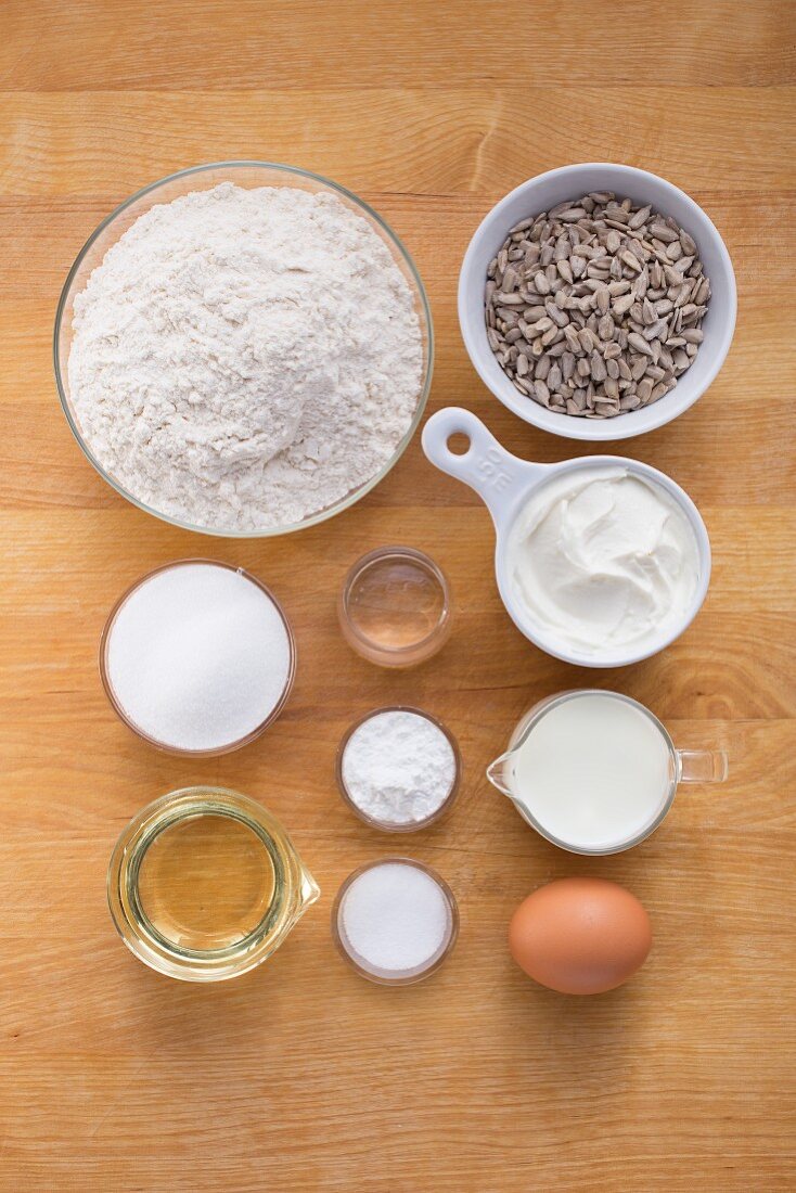 Ingredients for quick and easy bread rolls with sunflower seeds