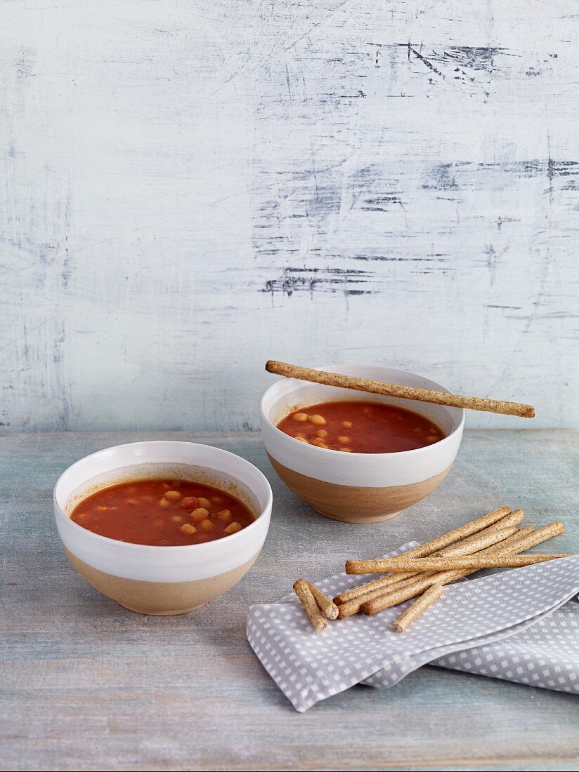 Vegane Kichererbsen-Tomaten-Suppe mit Orangensaft