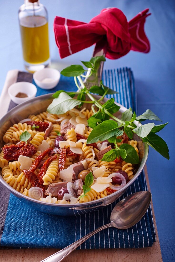 Fusilli mit Thunfisch, getrockneten Tomaten, Zwiebeln und Parmesan