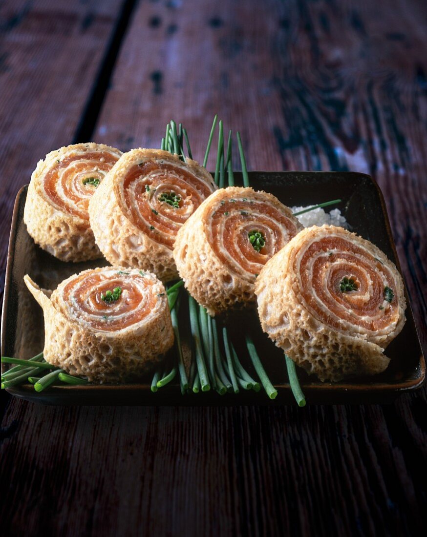 Salmon-filled crêpe rolls