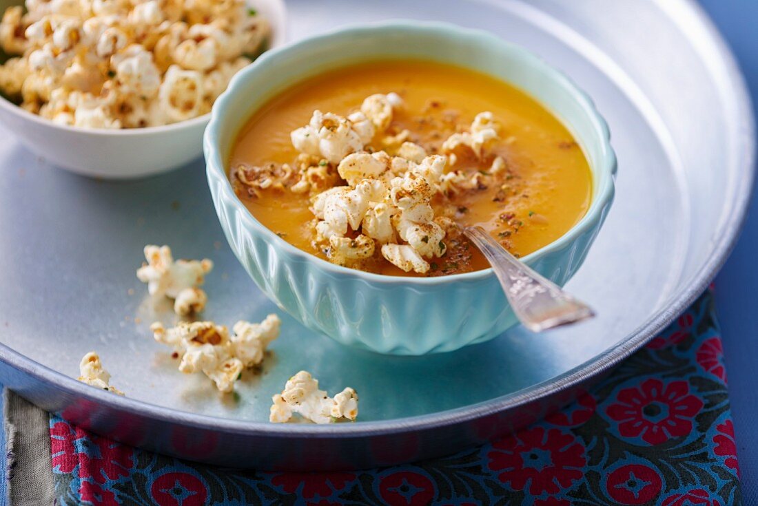 Butternusskürbissuppe mit Popcorn