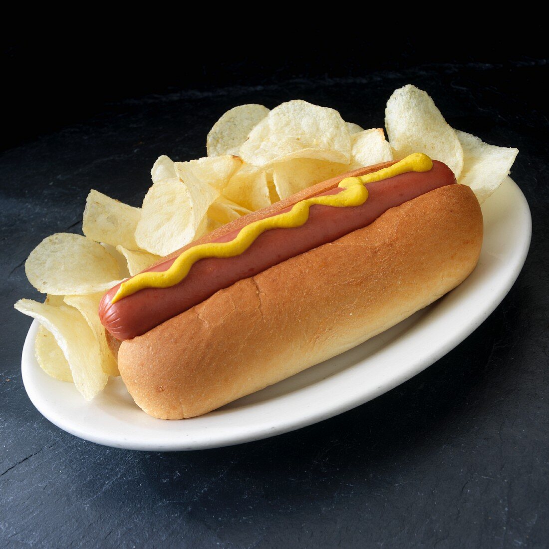 Hot Dog mit Senf und Kartoffelchips