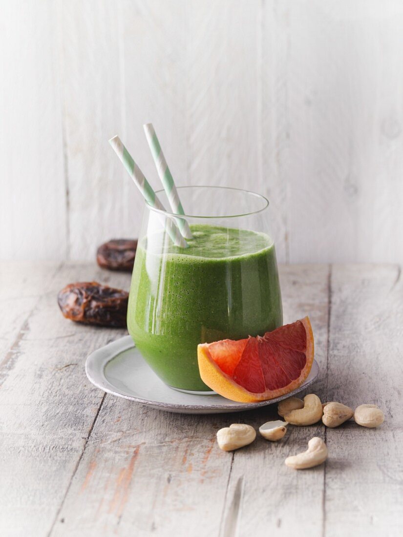 A kale and grapefruit smoothie with dates and cashew pulp (Sirtfood)