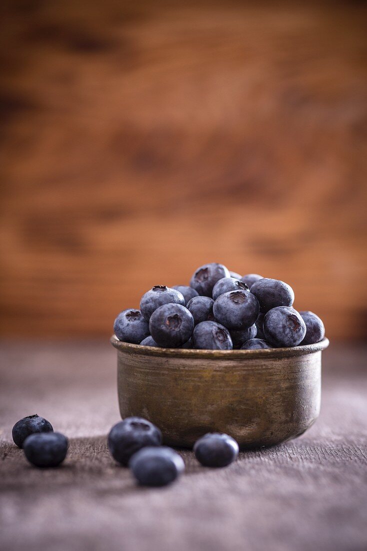 Frische Blaubeeren in Metallschälchen