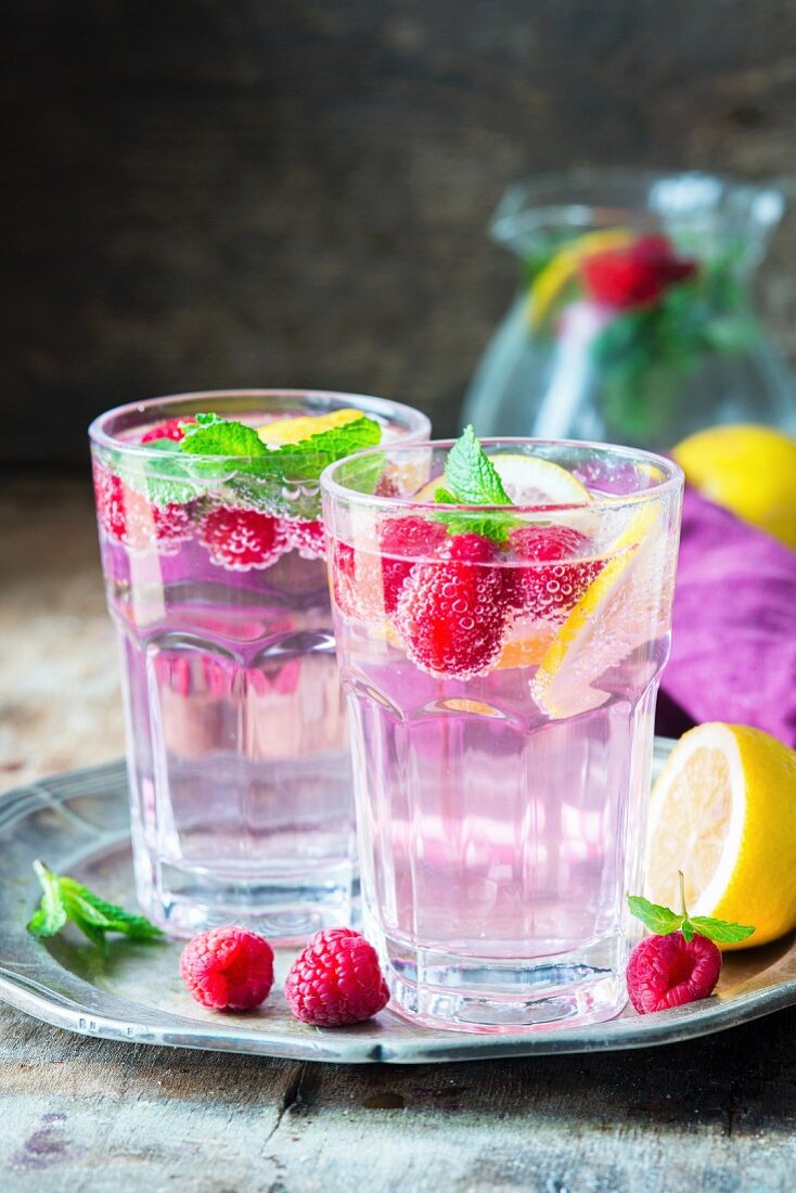 Raspberry lemonade with lemon slices and mint
