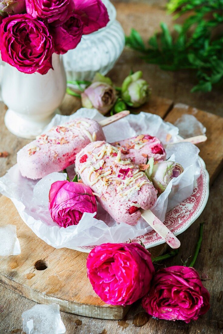 Erdbeer-Frischkäse-Eis mit Rosenwasser am Stiel