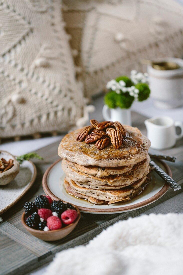 Pancakes mit Pekannüssen und Obst fürs Frühstück im Bett