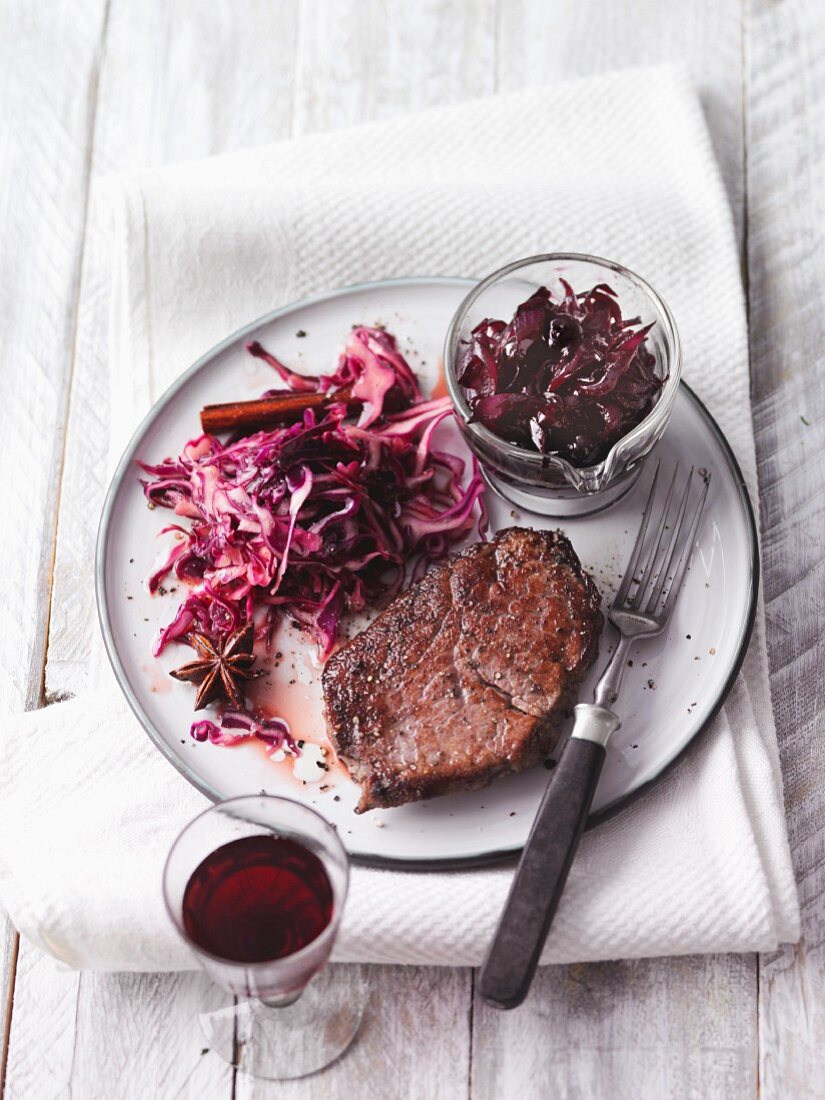 Steak with blueberry and onion confit and red cabbage (Sirtfood)