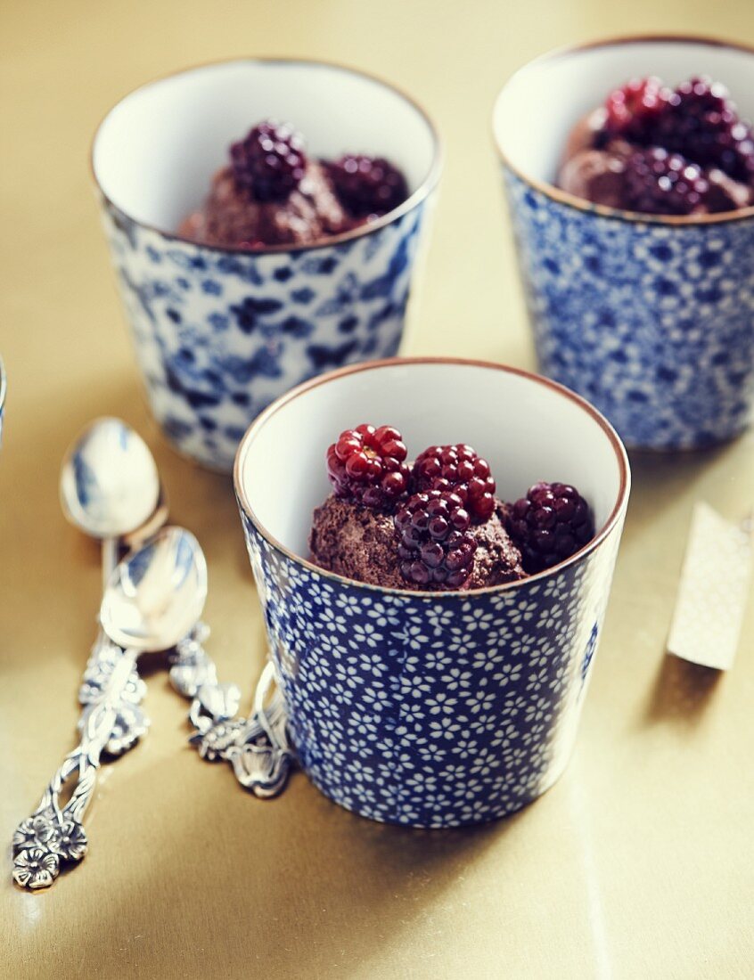 Kichererbsen-Schokoladen-Mousse mit Brombeeren