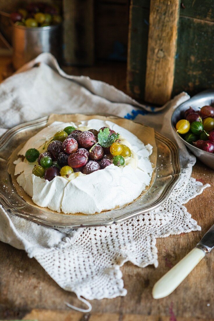 Stachelbeer-Pavlova mit Schlagsahne