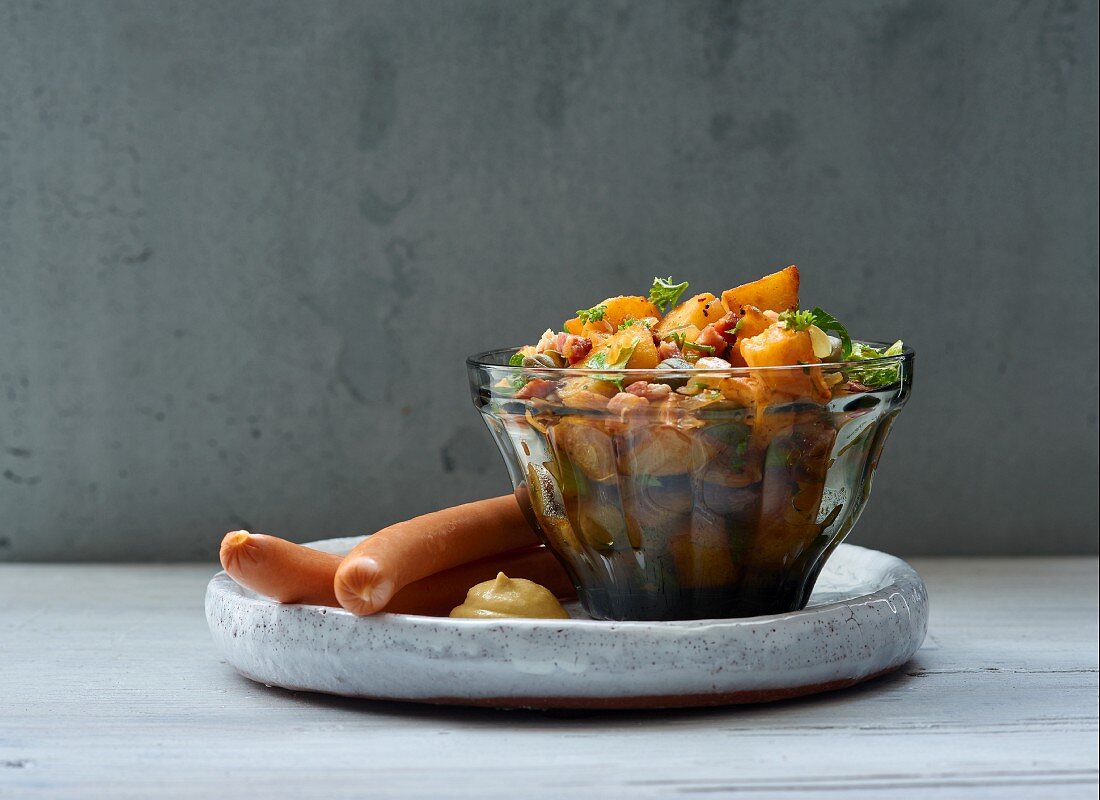 Würziger Bratkartoffelsalat mit Bockwürstchen