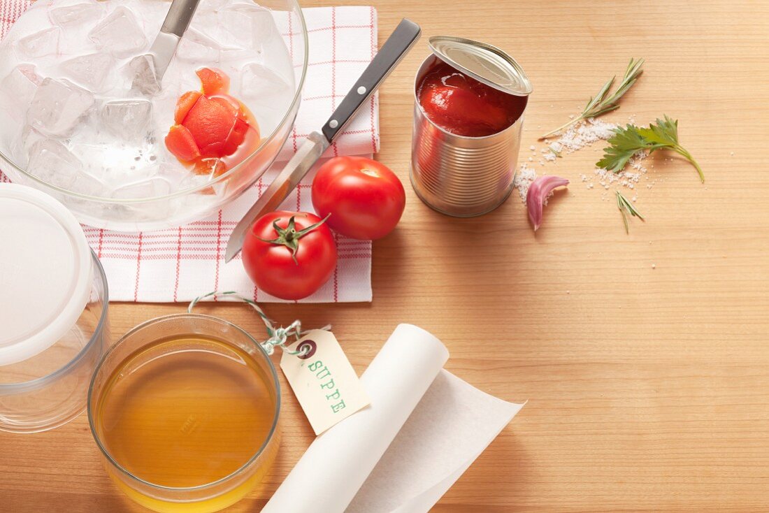 Frische und blanchierte Tomaten, Dosentomaten und Tomatenconsomme
