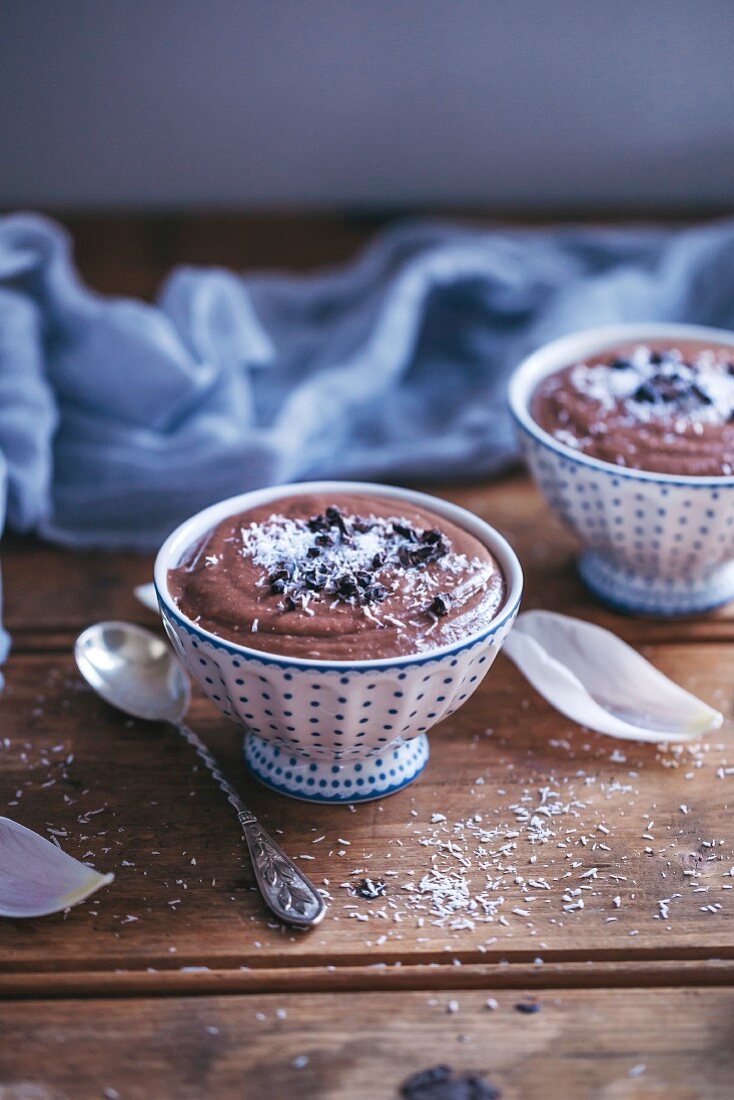 Chocolate Millet Pudding in Schälchen mit Kokos und Kakaonibs